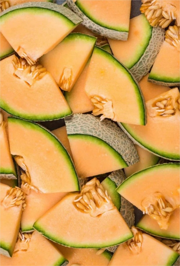 Cantaloupe-Melone in Scheiben geschnitten aromatische Frucht hat angenehm suessen Geschmack