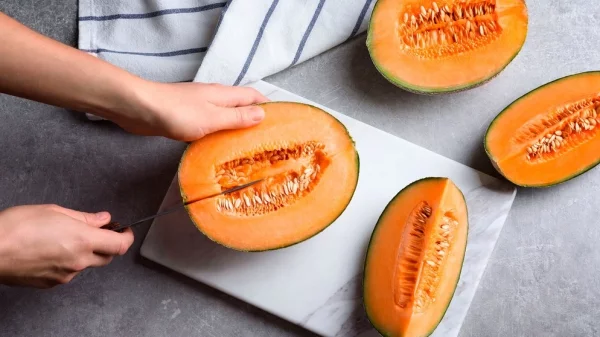 Cantaloupe-Melone kerne zum Salat hinzugeben schmecken gut