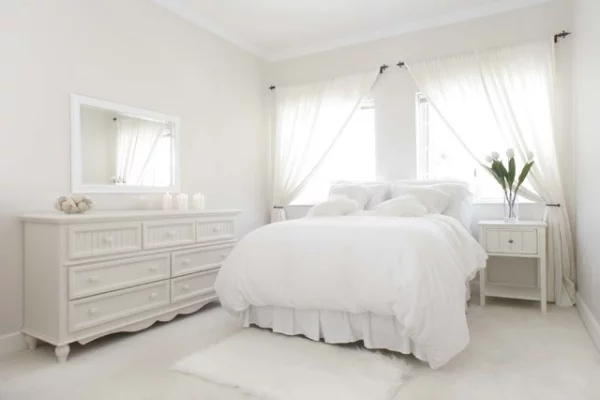 Dominierende Sommerfarben Schlafzimmer ganz in Weiß sehr sauber einladend schick