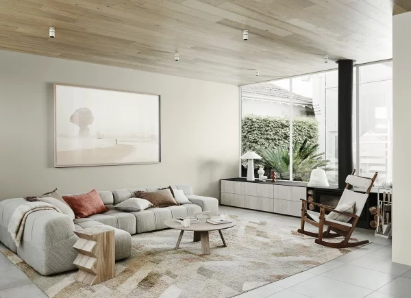 Dominierende Sommerfarben modernes Wohnzimmer helles Grau sanftes Beige an der Wand Moebeln Teppich