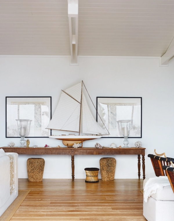 Dominierende Sommerfarben weiches Weiß kombiniert mit warmen Holztoenen im Wohnzimmer Dekoration im nautischen Stil
