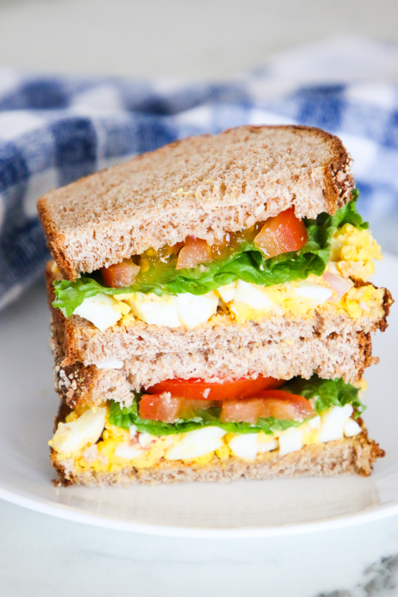 Fitnessbrot mit viel Protein fuer Sportler – 2 Rezeptideen sandwich mit vollkornbrot und eier