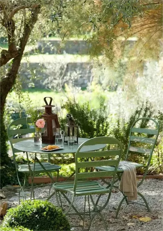 Gartenmöbel aus Metall Essecke im Garten Gemütlichkeit in grün eingebettet