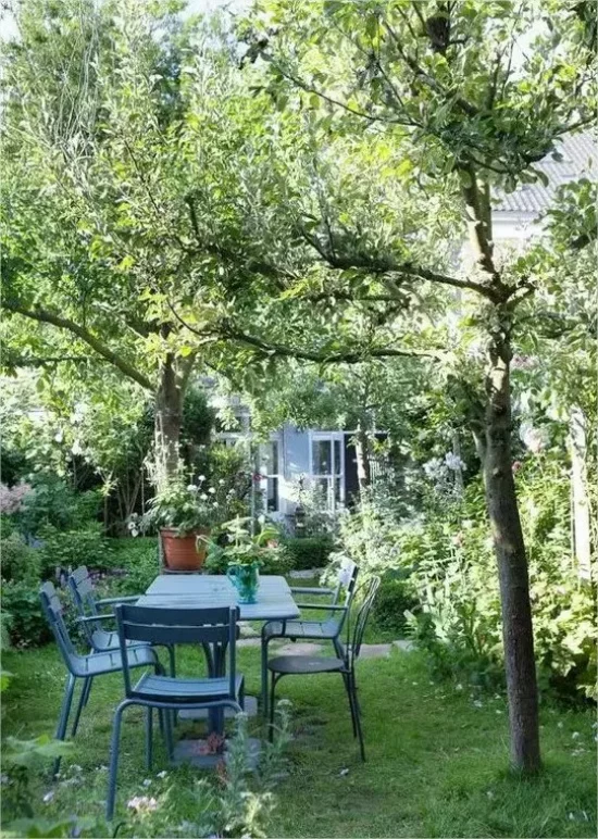 Gartenmöbel aus Metall Essecke im Garten ganz in Grün gebettet