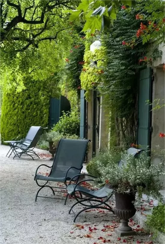 Gartenmöbel aus Metall Outdoor-Bereich viel Grün Metallstühle keine Feuergefahr