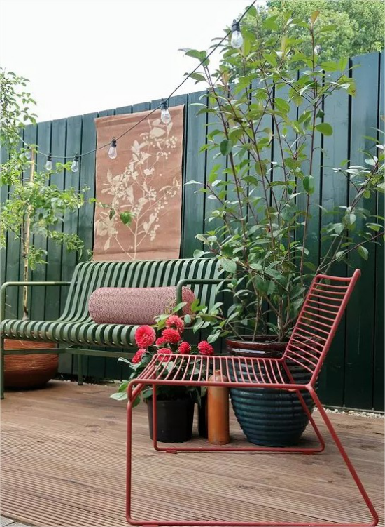 Gartenmöbel aus Metall Sitzbank Stuhl im Garten gemütlich viel Grün