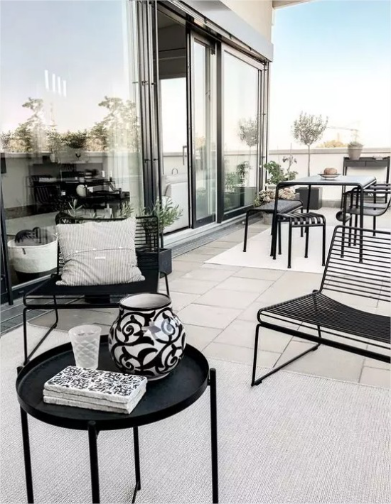Gartenmöbel aus Metall Terrassengestaltung in Weiß und Schwarz Deko Artikel