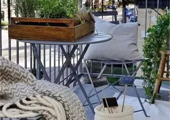 Gartenmöbel aus Metall auf einem kleinen Balkon in der Stadtwohnung eine Ruhe-Oase schaffen