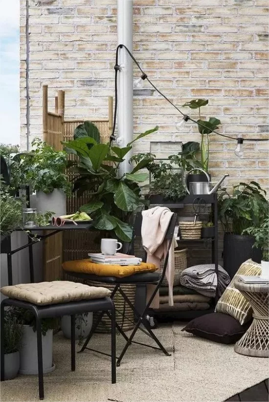 Gartenmöbel aus Metall gemütliche Ecke auf der Veranda viele Grünpflanzen