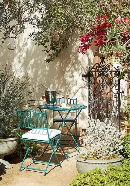 Gartenmöbel aus Metall kaffeeecke im Grünen kleiner Tisch zwei Stühle