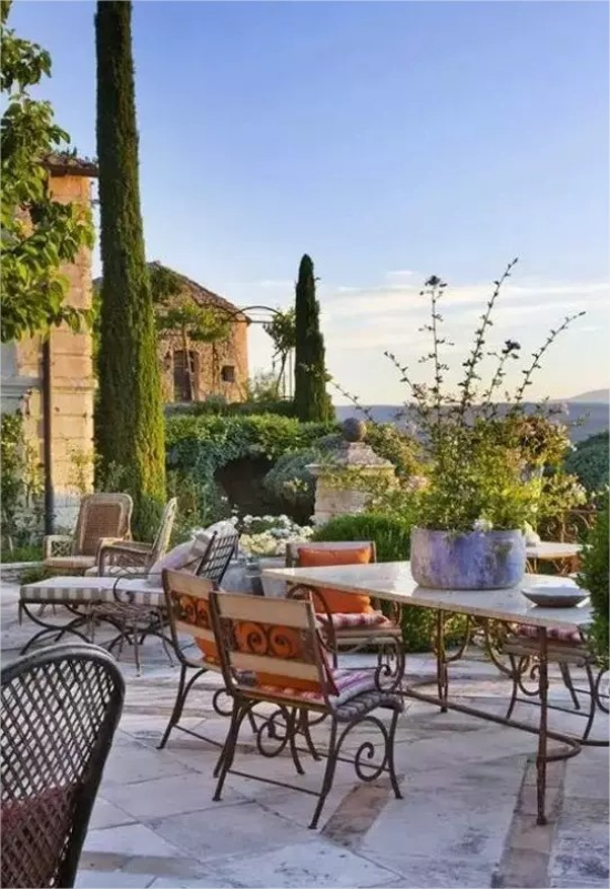 Gartenmöbel aus Metall mediterrane Gestaltung offene Terrasse