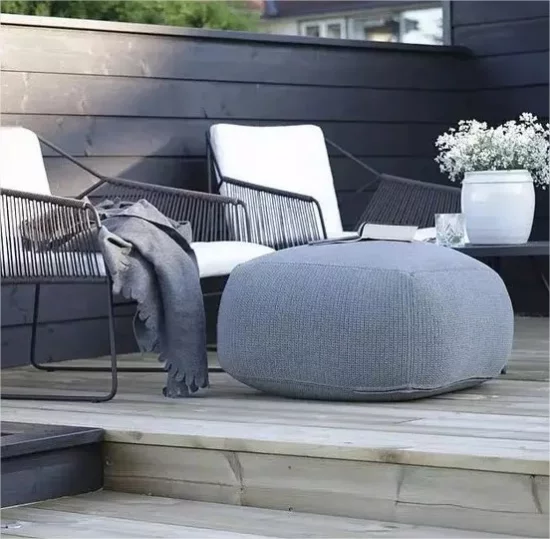Gartenmöbel aus Metall schickes trendiges Modell am Pool grau weiß dominieren