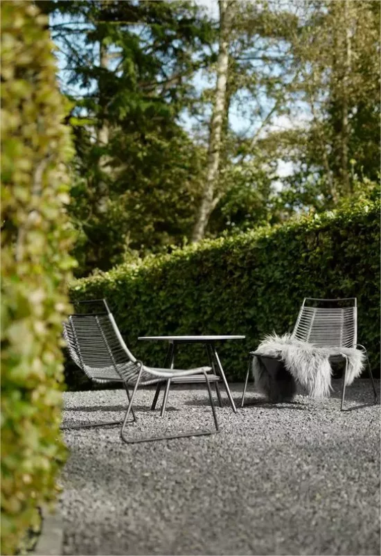 Gartenmöbel aus Metall zwei Liegestühle im Freien romantische Atmosphäre