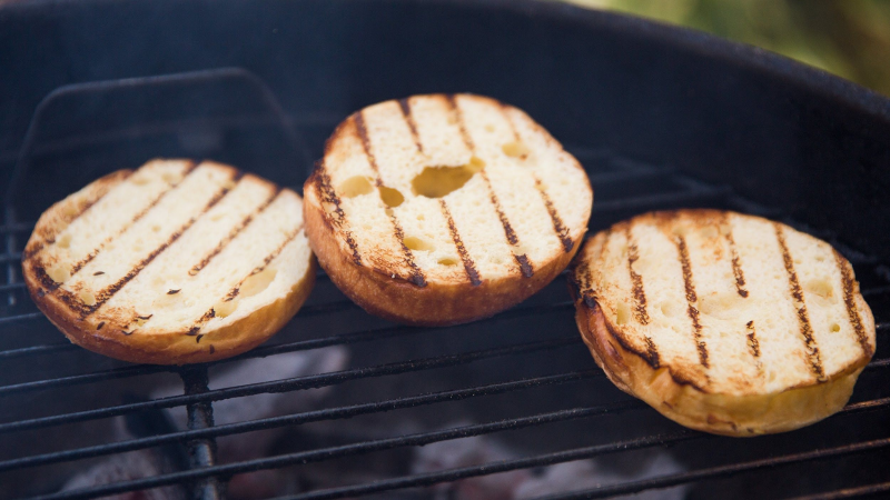 Grillparty Checkliste und Tipps fuer Veranstalter brot burgerbroetchen grillen