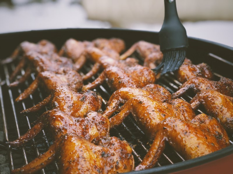 Grillsosse selber machen nach traditioneller Amerikanischer Art wings mit sauce anstreichen