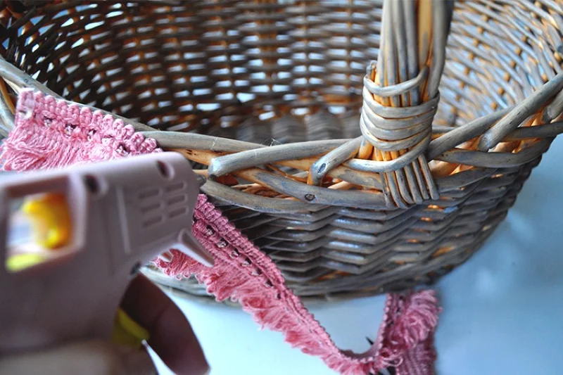 Leichte und praktische DIY Ideen fuer das Sommerpicknick wickerkorb dekorieren bemalen