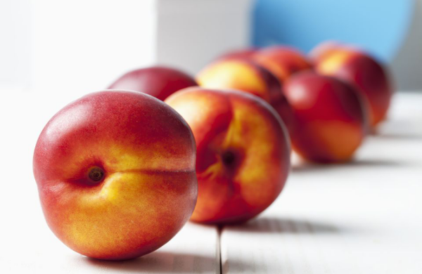 Pfirsiche lagern auf dem Tisch einzelne Früchte sich nicht berühren Vorsicht