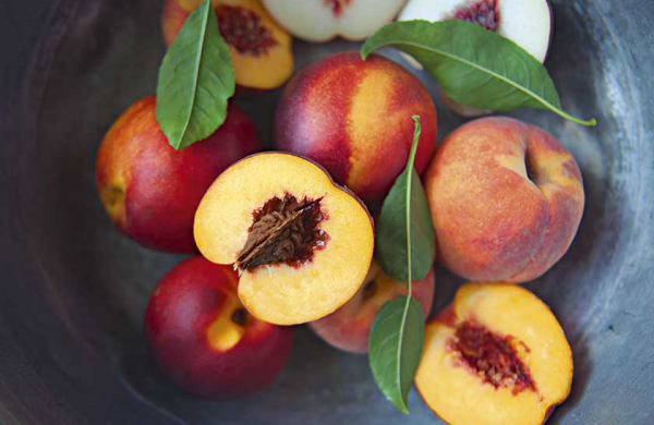 Pfirsiche lagern in zwei schneiden entweder sofort essen oder für 3-4 Tage im Kühlschrank aufbewahren