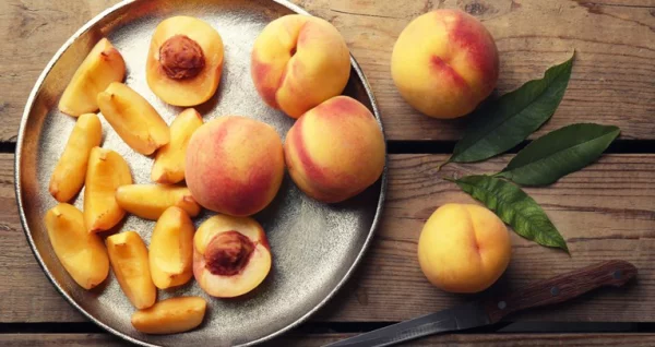 Pfirsiche lagern reife Früchte bei Raumtemperatur aufbewahren in Scheiben schneiden verzehren