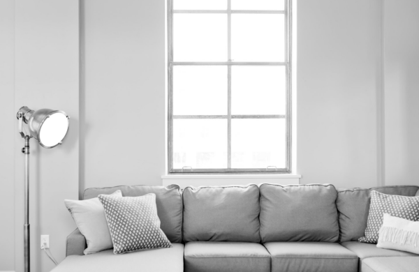 Typische Einrichtungsfehler durch Minimalismus vermeiden kleines Wohnzimmer in Grau je weniger desto besser