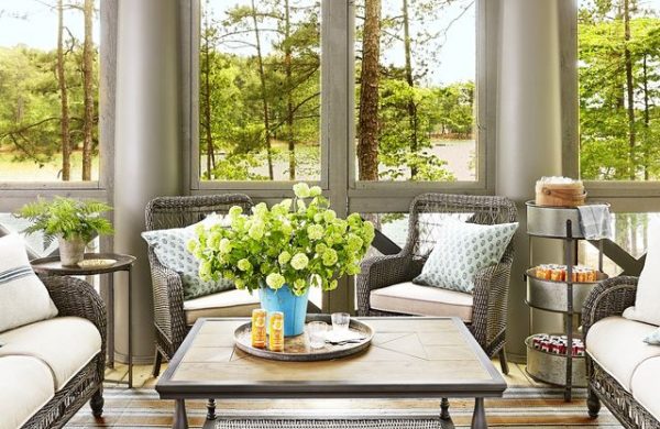 Verglaste Veranda bequeme Möbel Relax-Raum einladend wirken viel Grün