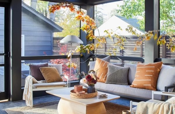 Verglaste Veranda bequeme Möbel sanfte Farben viel Sonne wirkt einladend
