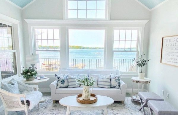 Verglaste Veranda ein heller Relax-Raum im Stil der französischen Provence schöner Blick zum blauen Meer
