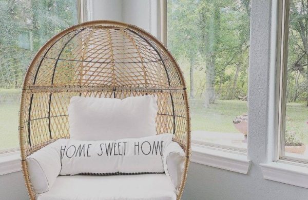 Verglaste Veranda kleiner sonnendurchfluteter Raum Sessel Wurfkissen zu Hause am schönsten