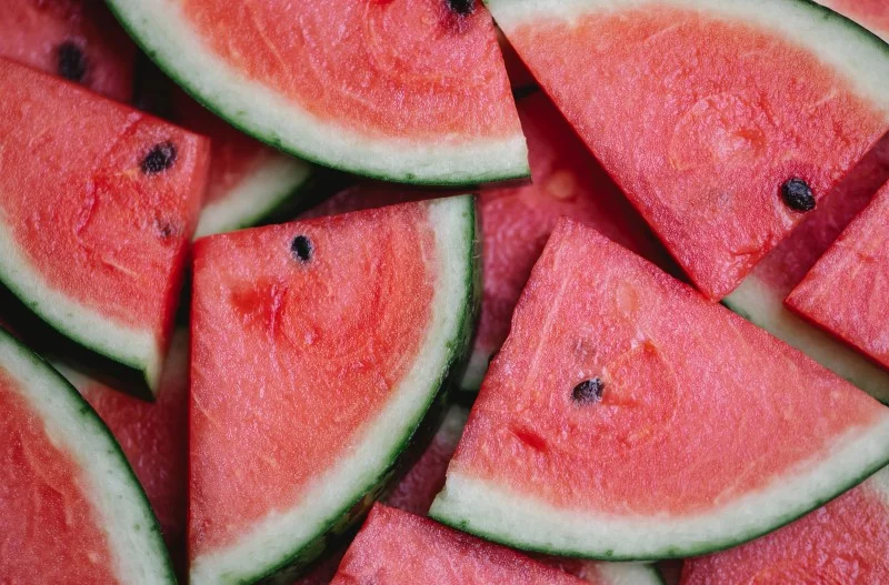 Wassermelone pflanzen, pflegen und ernten – 6 wichtige Tipps reife wassermelone frucht mit wenigen samen