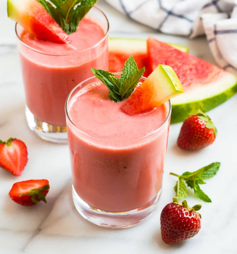 Wassermelonen Smoothie – 3 erfrischende Rezeptideen rote leckereien erdbeeren