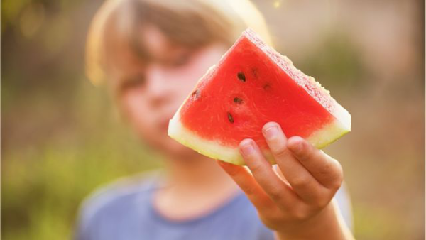 Wassermelonen länger frisch halten ein Stück Wassermelone wenig Kalorien viel Geschmack
