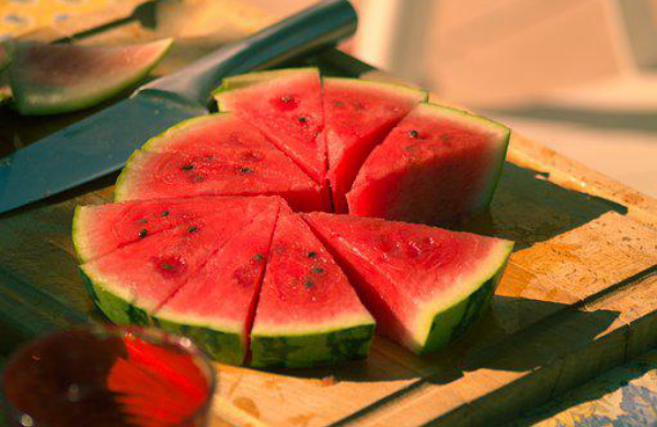  Wassermelonen länger frisch halten etwas Leckeres und Kaltes auf dem Tisch haben beste Sommererfrischung