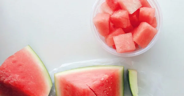 Wassermelonen länger frisch halten in Frischhaltefolie einwickeln einige Tage im Kühlschrank aufbewahren
