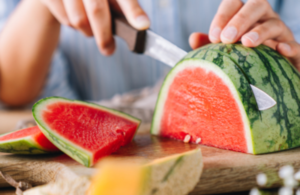 Wassermelonen länger frisch halten schneiden in Scheiben die beliebteste Sommerfrucht