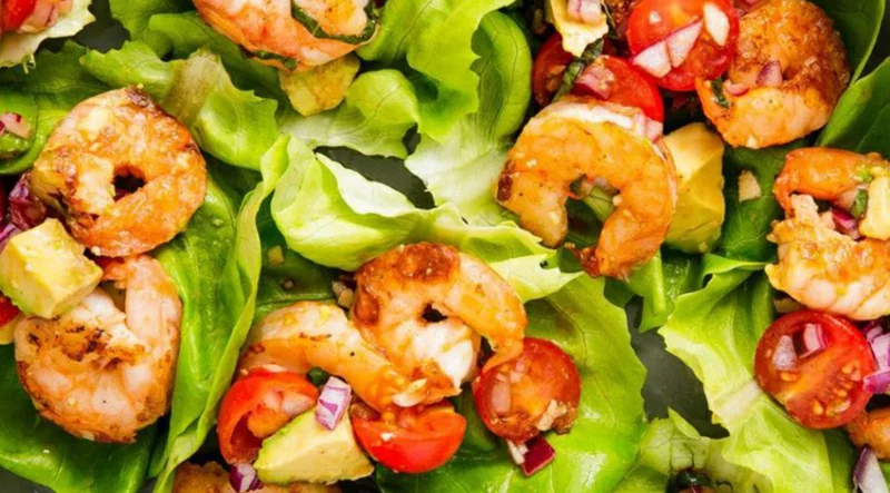 einfache rezepte zum abnehmen basilikum avocado shrimps salat