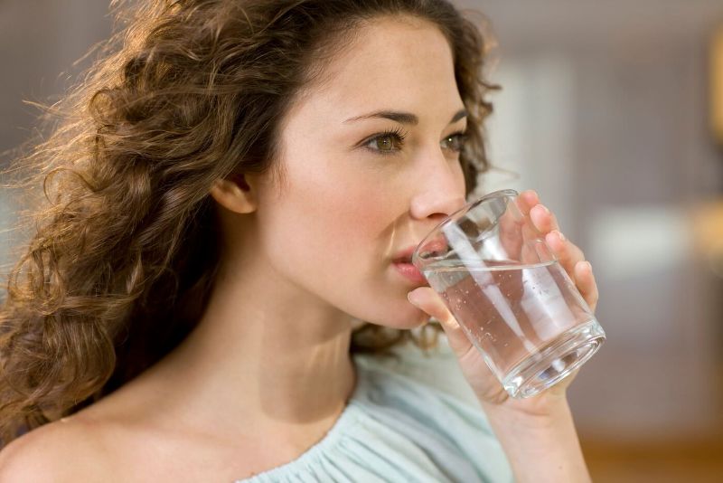 gesunder lebensstil viel wasser trinken