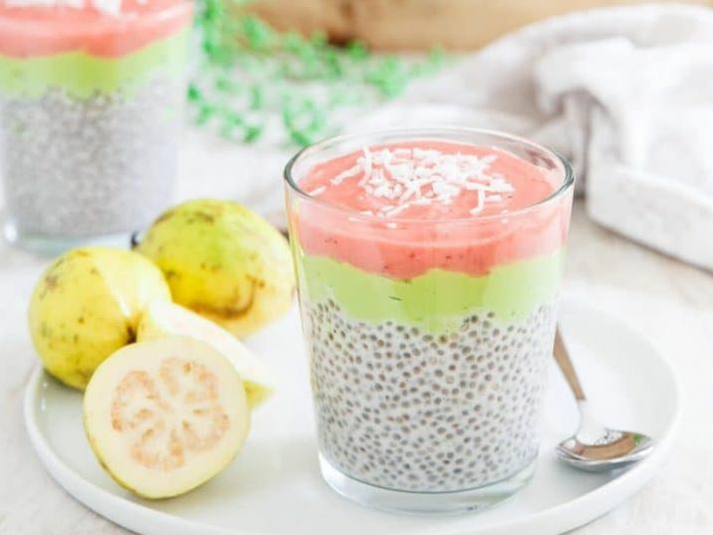 schnelle desserts im glas mit joghurt erdbeere guave