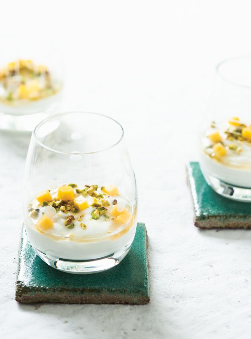 schnelle desserts im glas mit joghurt mit heissen honig und pistazien