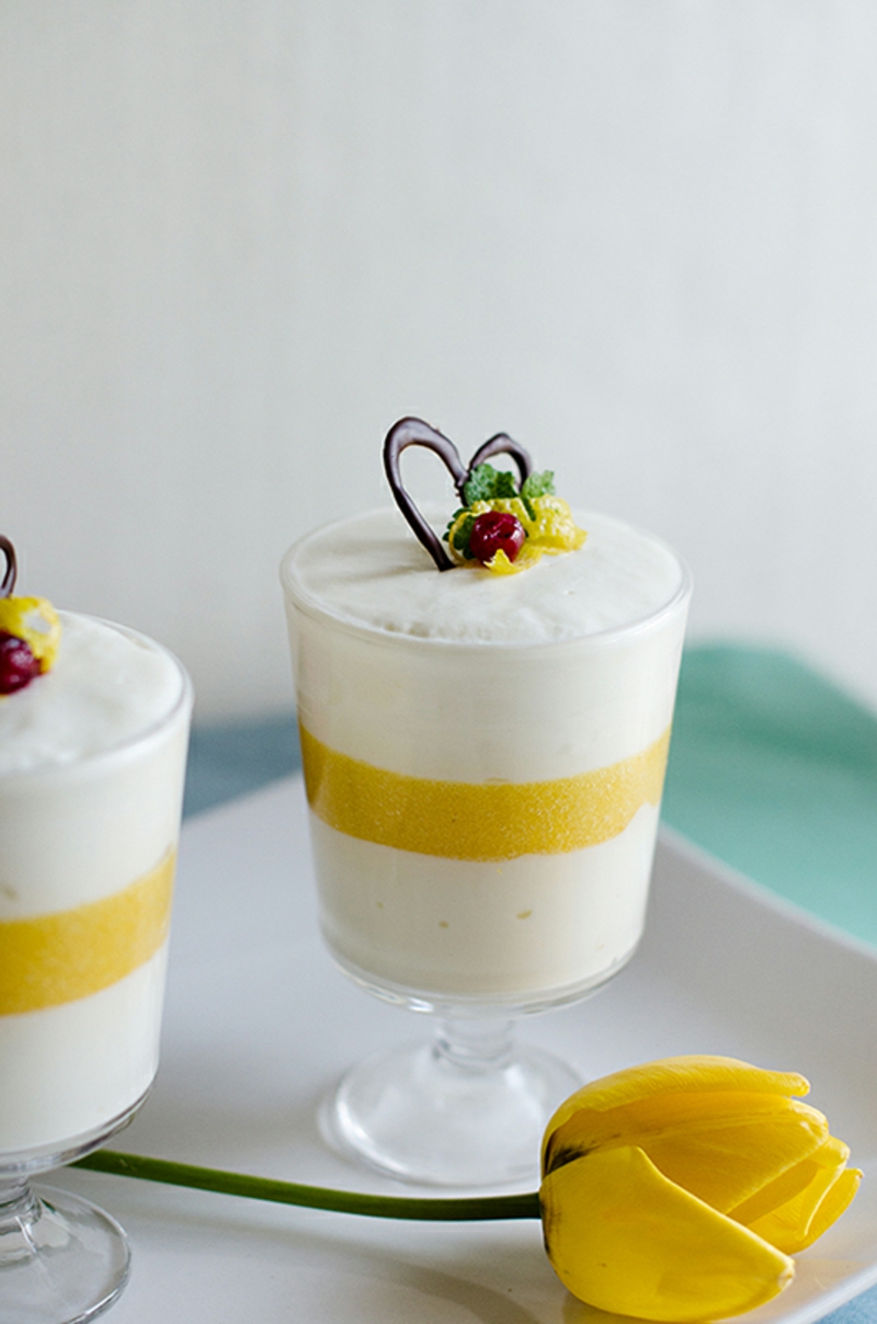 schnelle desserts im glas mit joghurt mit heissen pfiersich