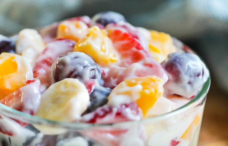 schnelle desserts im glas mit joghurt mit obstsalat