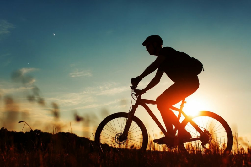 sonnenbrand vorbeugen sonnenhut tragen mehr wasser trinken fahrrad fahren 