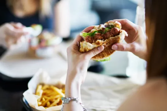Appetit zuegeln fette Pommes Hamburger bei Heißhungerattacke essen negative Wirkung auf Gewicht