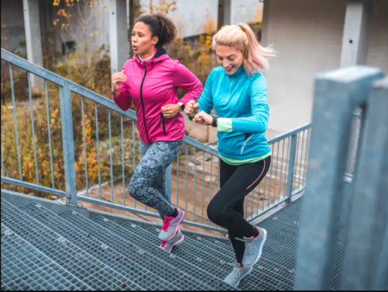 Appetit zuegeln zwei junge Frauen Joggen Treppe heraufsteigen leichte Sportuebungen im Alltag