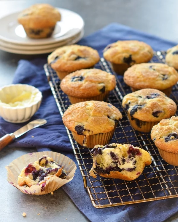 Blaubeer-Muffins serviert koestlicher und gesunder Snack