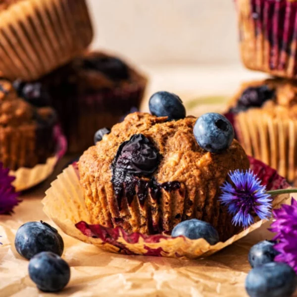 Blaubeer-Muffins wie von Oma gebacken mit essbaren Blueten dekoriert
