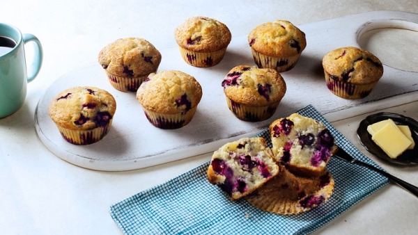 Blaubeer-Muffins zum Kaffee serviert köstlicher gesunder Snack