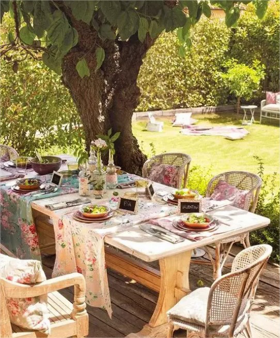 Feminine Outdoor-Bereiche gedeckter Esstisch im Freien romantische Touches geblümte Tischdecken