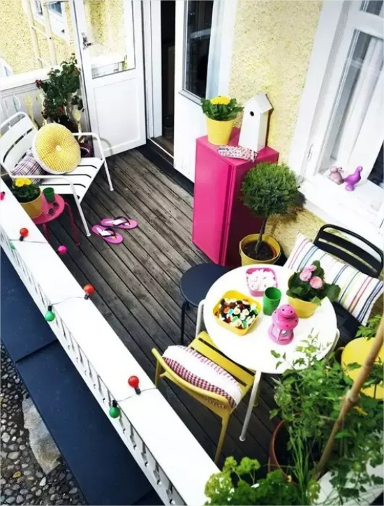 Feminine Outdoor-Bereiche kleiner Balkon in fröhlichen Farben gestalten praktisch mit romantischen Touches