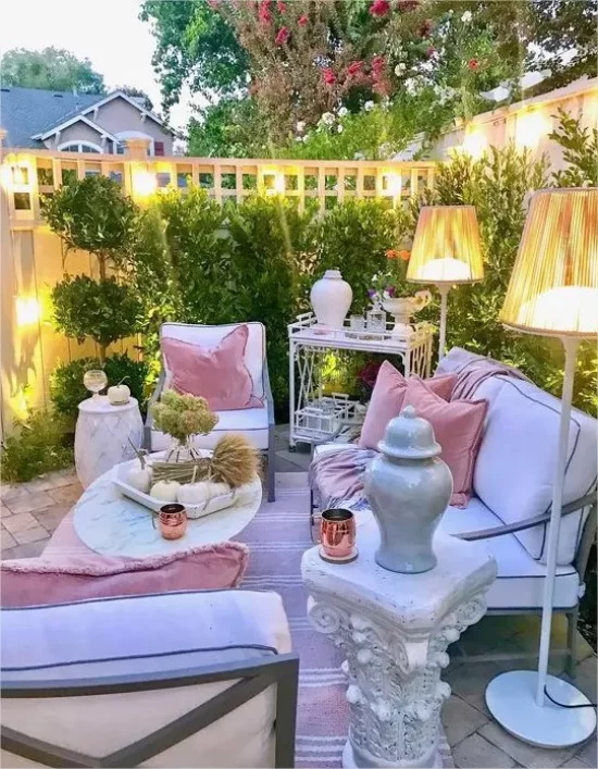 Feminine Outdoor-Bereiche romantische Atmosphaere pastellfarben sanftes Licht rosa Kissen