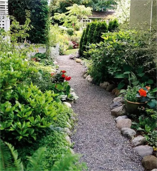 Gartenwege mit Kies Einbettung mit Steinen Rand des Gartenwegs markieren gute Idee